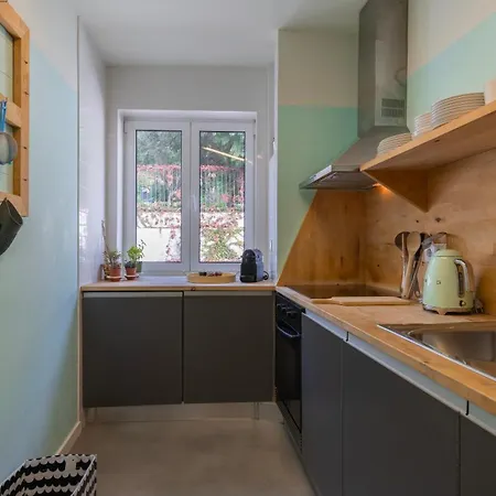 Vintage With Castle View By Lovelystay Lejlighed